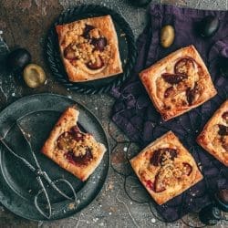 Rezept für ein einfaches Blätterteig-Gebäck. Pflaumen mit einer feinen Quarkcreme und knusprigen Streuseln - unwiderstehlich lecker und schnell für die Gäste gebacken!